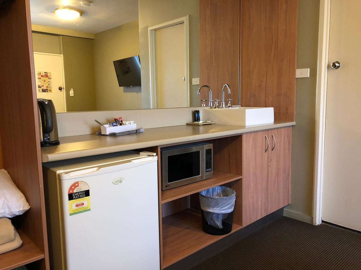 The Astor Hotel Motel Goulburn Exterior photo